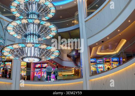 Oceano Atlantico, atrio delle navi da crociera, grande lampadario, interni del casinò, slot machine, interni di lusso, architettura moderna, ponte multilivello, ringhiera di vetro, dr Foto Stock