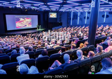 Oceano Atlantico, teatro navale, pubblico, folla di persone, uomini adulti, donne, anziani, seduti, guardare presentazioni, conferenze, luogo di eventi, teatro di intrattenimento, pu Foto Stock