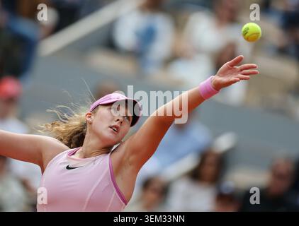 Parigi, Francia. 4 giugno 2026. Mirra Andreeva partecipa alla semifinale femminile tra Marta Kostyuk Ucraina e Mirra Andreeva russa al torneo di tennis Open di Francia al Roland Garros, Parigi, Francia, 4 giugno 2026. Crediti: Wu Huiwo/Xinhua/Alamy Live News Foto Stock