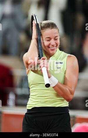 Parigi, Francia. 4 giugno 2026. Maja Chwalinska festeggia dopo la semifinale femminile tra Maja Chwalinska della Polonia e Diana Shnaider della Russia al torneo di tennis Open di Francia al Roland Garros, Parigi, Francia, 4 giugno 2026. Crediti: Wu Huiwo/Xinhua/Alamy Live News Foto Stock