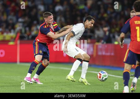 IPA85336770 - Sergio Gomez di Spagna e Ibrahim Bayesh di Iraq durante l'amichevole internazionale di calcio tra Spagna e Iraq del 4 giugno 2026 all'Estadio Municipal De Abanca Riazor di la Coruna, Spagna Foto Stock