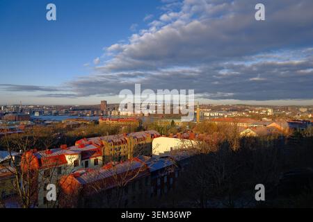 Paesaggio urbano di Goteborg da Masthugget che si affaccia su edifici residenziali con tetti rossi, il fiume e un suggestivo cielo nuvoloso, la Svezia Foto Stock