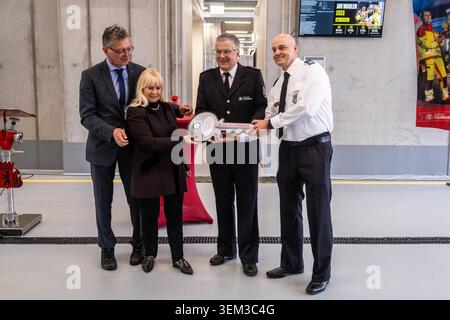 Stadtentwicklungssenator Christian Gaebler, Berlins Innensenatorin Iris Spranger, Landesbranddirektor Karsten Homrighausen und Wachleiter Andreas Beyer bei der Eröffnung der neuen Berufsfeuerwache 6600 in der Pablo-Picasso-Straße im Berliner Stadtteil Neu-Hohenschönhausen. Hier werden 140-180 Feuerwehrleute eingesetzt. Mehrere Rettungswagen und Löschfahrzeuge, eine Drehleiter und ein Notarzteinsatzfahrzeug Rücken nun von hieraus aus. Ebenfalls ist hier die vierte Berliner Lehrfeuerwache untergebracht. / Christian Gaebler, senatrice per lo sviluppo urbano Iris Spranger, senatrice berlinese per l'Int Foto Stock