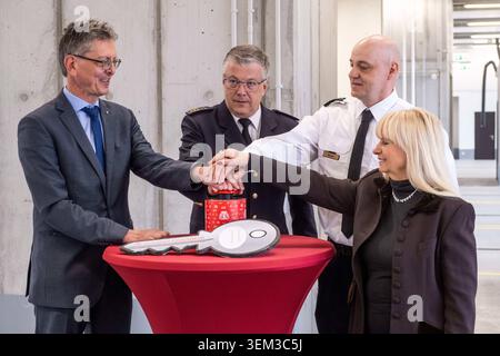 Berlins Stadtentwicklungssenator Christain Gaebler, Landesbranddirektor Karsten Homrighausen, Wachleiter Andreas Beyer und Berlins Innensenatorin Iris Spranger bei der Eröffnung der neuen Berufsfeuerwache 6600 in der Pablo-Picasso-Straße im Berliner Stadtteil Neu-Hohenschönhausen. Hier werden 140-180 Feuerwehrleute eingesetzt. Mehrere Rettungswagen und Löschfahrzeuge, eine Drehleiter und ein Notarzteinsatzfahrzeug Rücken nun von hieraus aus. Ebenfalls ist hier die vierte Berliner Lehrfeuerwache untergebracht. / Il senatore berlinese per lo sviluppo urbano, Christain Gaebler capo dei vigili del fuoco di Stato Karsten H. Foto Stock