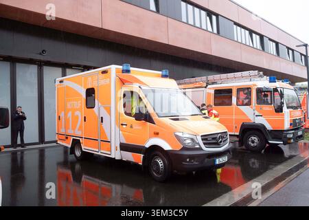 Rettungswagen und Löschfahrzeug bei der Eröffnung der neuen Berufsfeuerwache 6600 in der Pablo-Picasso-Straße im Berliner Stadtteil Neu-Hohenschönhausen. Hier werden 140-180 Feuerwehrleute eingesetzt. Mehrere Rettungswagen und Löschfahrzeuge, eine Drehleiter und ein Notarzteinsatzfahrzeug Rücken nun von hieraus aus. Ebenfalls ist hier die vierte Berliner Lehrfeuerwache untergebracht. / Un'ambulanza e un pompiere all'apertura della nuova stazione dei vigili del fuoco 6600 a Pablo-Picasso-Straße nel quartiere Berlins Neu-Hohenschönhausen. Tra i 140 e i 180 vigili del fuoco sono di stanza qui. Diverse ambulanze Foto Stock