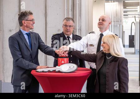 Berlins Stadtentwicklungssenator Christain Gaebler, Landesbranddirektor Karsten Homrighausen, Wachleiter Andreas Beyer und Berlins Innensenatorin Iris Spranger bei der Eröffnung der neuen Berufsfeuerwache 6600 in der Pablo-Picasso-Straße im Berliner Stadtteil Neu-Hohenschönhausen. Hier werden 140-180 Feuerwehrleute eingesetzt. Mehrere Rettungswagen und Löschfahrzeuge, eine Drehleiter und ein Notarzteinsatzfahrzeug Rücken nun von hieraus aus. Ebenfalls ist hier die vierte Berliner Lehrfeuerwache untergebracht. / Il senatore berlinese per lo sviluppo urbano, Christain Gaebler capo dei vigili del fuoco di Stato Karsten H. Foto Stock