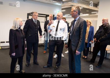 Stadtentwicklungssenator Christian Gaebler re., Berlins Innensenatorin Iris Spranger li., Wachleiter Andreas Beyer und Landesbranddirektor Dr. Karsten Homrighausen beim Rundgang anlässlich der Eröffnung der neuen Berufsfeuerwache 6600 in der Pablo-Picasso-Straße im Berliner Stadtteil Neu-Hohenschönhausen. Hier werden 140-180 Feuerwehrleute eingesetzt. Mehrere Rettungswagen und Löschfahrzeuge, eine Drehleiter und ein Notarzteinsatzfahrzeug Rücken nun von hieraus aus. Ebenfalls ist hier die vierte Berliner Lehrfeuerwache untergebracht. / Christian Gaebler, senatore per lo sviluppo urbano a destra, IR Foto Stock