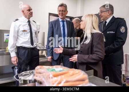 Stadtentwicklungssenator Christian Gaebler 2.v.li., Berlins Innensenatorin Iris Spranger, Wachleiter Andreas Beyer li. Und Landesbranddirektor Dr. Karsten Homrighausen re. Beim Rundgang anlässlich der Eröffnung der neuen Berufsfeuerwache 6600 in der Pablo-Picasso-Straße im Berliner Stadtteil Neu-Hohenschönhausen. Hier werden 140-180 Feuerwehrleute eingesetzt. Mehrere Rettungswagen und Löschfahrzeuge, eine Drehleiter und ein Notarzteinsatzfahrzeug Rücken nun von hieraus aus. Ebenfalls ist hier die vierte Berliner Lehrfeuerwache untergebracht. / Christian Gaebler, senatore per lo sviluppo urbano 2 Foto Stock