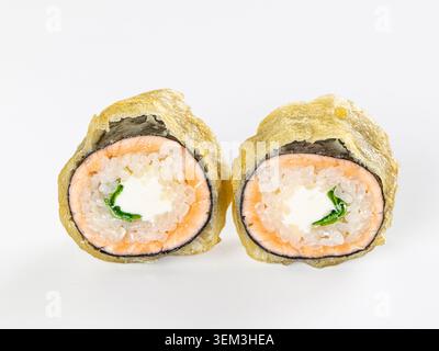 Bicchierino di due involtini di sushi tempura fritti con formaggio cremoso al salmone. Stuzzicanti piatti giapponesi su uno sfondo bianco minimalista. Pulire i riflettori alti Foto Stock