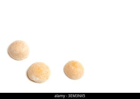 Vista dall'alto primo piano orizzontale di tre semi di piselli gialli secchi isolati su sfondo bianco dello spazio di copia Foto Stock