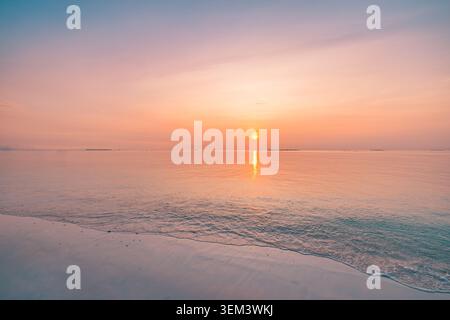 Tramonto dorato che si posa sul mare tropicale calmo all'orizzonte della spiaggia. Oceano caldo e luminoso. Vacanze estive, viaggio, paradiso, luna di miele scenografica Foto Stock