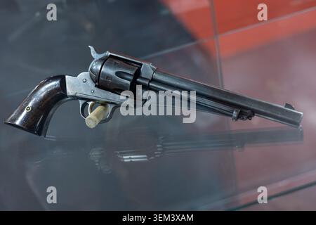 Custodia anticata Remington 1875 Single Action Army Revolver su vetro. Foto Stock