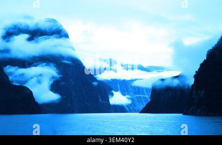 Milford Sound all'interno del Parco Nazionale Fiordland, Isola del Sud, Nuova Zelanda Foto Stock