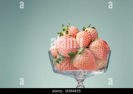 Macchie di ananas bianche fresche in un'elegante tazza di vetro Foto Stock