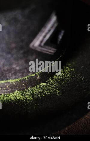 Polvere di matcha macinata fresca su un tradizionale mulino in pietra Foto Stock