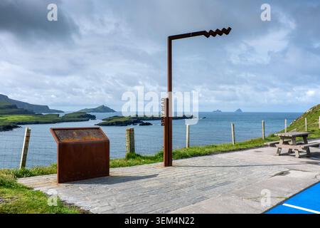Il cartello Wild Atlantic Way Discovery Point si trova al parcheggio di Foilhomurrin Bay, Bray Head, Valentia Island, County Kerry, Irlanda. Vista sull'isola di Skellig Foto Stock