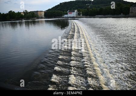 Indicatore del livello dell'acqua sul fiume Moldava a Praga alla luce serale Foto Stock