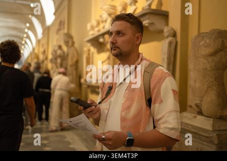 Immagine media di giovani turisti che esplorano la mostra del museo Foto Stock