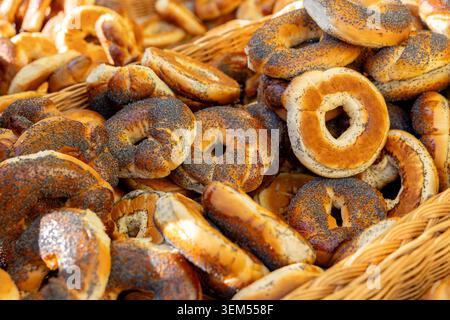 Riestainiai e pretzel tradizionali lituani con semi di papavero alla fiera popolare Kaziuko mugė a Vilnius Foto Stock