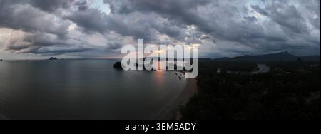 Tramonto sulle montagne della giungla, spiaggia di Ao Nang, panorama di Krabi, Thailandia Foto Stock