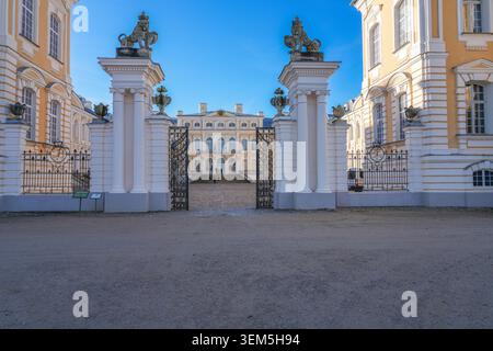 Porta d'ingresso e cortile del Palazzo Rundale, il più grande palazzo barocco della Lettonia, Rundale, Lettonia Foto Stock