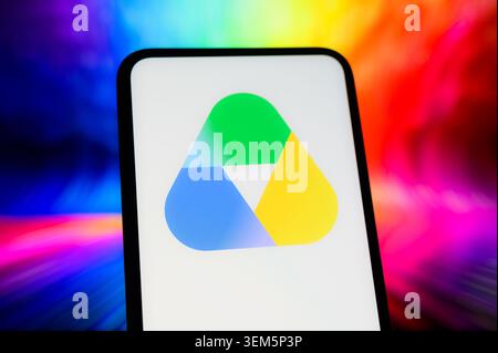 Parigi, Francia - 5 giugno 2026: Il nuovo logo Google Drive viene visualizzato sullo schermo di uno smartphone. Foto Stock