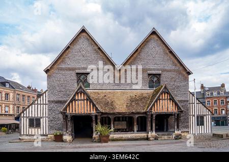 Vista frontale della facciata principale della chiesa di Santa Caterina a Honfleur. L'edificio storico presenta un'unica struttura a due timpani ricoperta di Wo Foto Stock