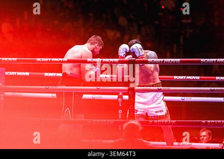 CAIRO, EGITTO 23 MAGGIO 2026: Il campione ucraino dei pesi massimi Oleksandr Usyk celebra dopo aver sconfitto Rico Verhoeven per knockout tecnico nell'undicesimo round durante l'evento Glory in Giza Boxing tenutosi vicino alle Piramidi di Giza. L'evento, organizzato da Matchroom e The Ring con il patrocinio di Riyadh Season, ha Unito la boxe professionale a una produzione su larga scala ispirata all'antica civiltà egizia. Usyk mantenne i suoi titoli dei pesi massimi dopo la vittoria. CAIRO EGITTO EGITTO Copyright: XMuhammedxHamdyx Foto Stock