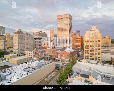 Memphis, Stati Uniti, 24 MAGGIO 2026 - Vista aerea dello skyline di Memphis con iHotel e storici edifici in mattoni immersi in una serata d'oro Foto Stock