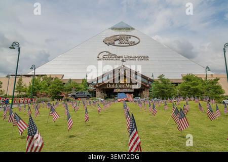 Memphis, Stati Uniti, 23 MAGGIO 2026 - edificio piramidale Bass Pro Shops a Memphis, Tennessee, con un grande prato che espone bandiere americane Foto Stock