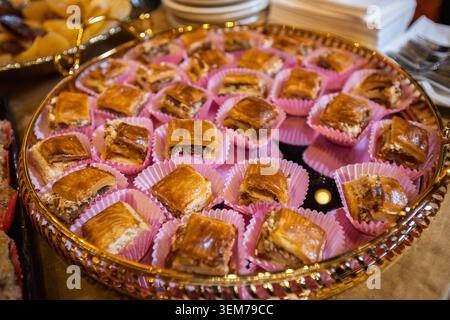 Vista ad angolo alto dei piccoli pasticcini Baklava su un vassoio da portata Golden Foto Stock