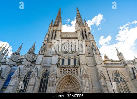 La grande facciata gotica della Cathédrale Saint-André presenta guglie gemelle, un intricato rosone e un dettagliato ingresso ad arco, Bordeaux, Francia Foto Stock