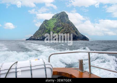 L'isola di Skellig Michael da una barca turistica, ad ovest di Bolus Head, al largo della penisola di Iveragh nella contea di Kerry, Irlanda. Foto Stock