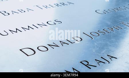Memoriale al Ground Zero Manhattan per l'attacco terroristico dell'11 settembre con i nomi delle vittime incisi. Patriot Day - New York NY USA 2023-07-30 Foto Stock