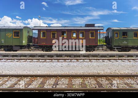 Nova Gorica (Gorizia) - giugno 2016, Italia: Vintage post-vetture del treno su rotaie, vecchio treno in stazione in città slovena di Nova Gorica. Sunny estate da Foto Stock