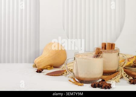 Composizione astratta di stagione con bevanda autunnale calda, latte di zucca riscaldato con cannella, anice stellato e foglie cadute, striscione per lo schermo, avidità autunnale Foto Stock