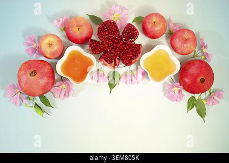 Striscione autunnale con miele, mele, melograni, fiori, frutta secca per i saluti natalizi, composizione per le festività ebraiche Rosh Hashanah con traditi Foto Stock