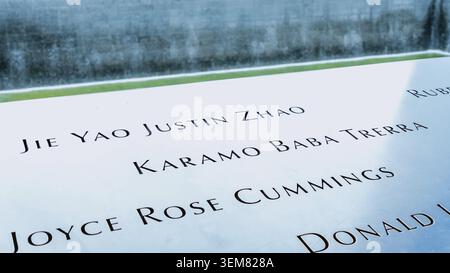 Memoriale al Ground Zero Manhattan per l'attacco terroristico dell'11 settembre con i nomi delle vittime incisi. Patriot Day - New York NY USA 2023-07-30 Foto Stock