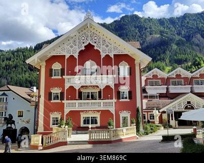 Ortisei, al centro della pittoresca Val Gardena nelle Dolomiti, è considerata una delle mete turistiche più amate Foto Stock
