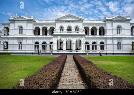 Il grande edificio bianco dell'epoca coloniale del Museo Nazionale di Colombo che si staglia contro un cielo blu a Colombo, Sri Lanka Foto Stock