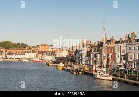 Barche ormeggiate nel porto di Weymouth, Dorset Foto Stock