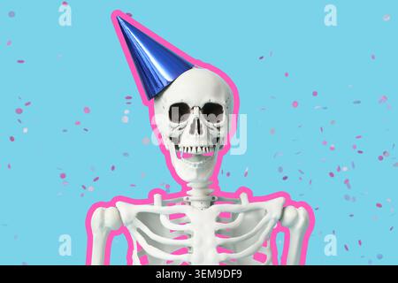 Scheletro umano che indossa un cappello blu da festa con coriandoli su sfondo blu pastello, divertente concetto di celebrazione del compleanno con contorno rosa e spazio copia Foto Stock