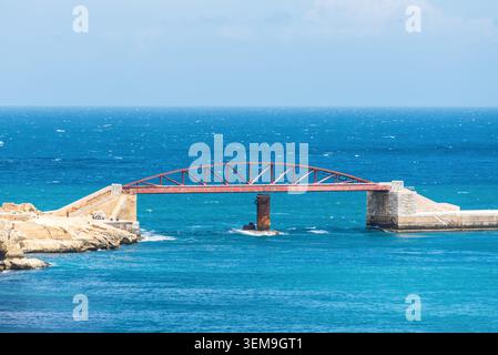 Il ponte di Sant'Elmo, un ponte pedonale in acciaio ad arco a campata singola, collega il litorale di Fort Sant'Elmo al frangiflutti all'ingresso del Grand Har Foto Stock