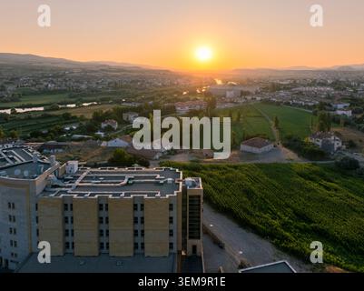 Veduta aerea della Cappadocia, Turchia: Splendida alba sulle formazioni rocciose e sulle valli panoramiche Foto Stock
