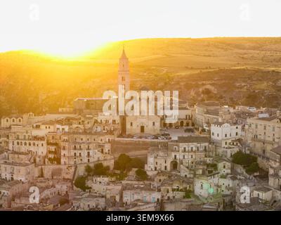 Vista aerea dell'alba sull'antica città di Matera, Basilicata, Italia Foto Stock