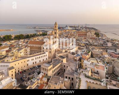 Vista aerea dell'alba sulla storica città vecchia di Bari, Puglia, Italia Foto Stock
