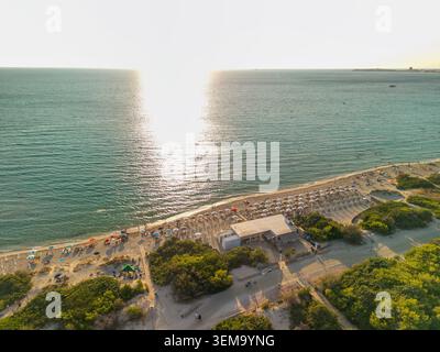 Vista aerea della spiaggia di cristallo a Gallipoli al tramonto in Puglia Italia Foto Stock