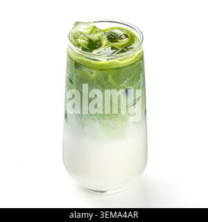 Bevanda isolata con latte matcha ghiacciato su bianco Foto Stock