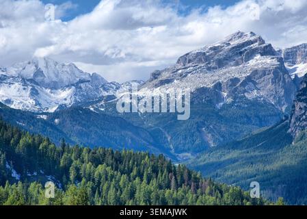 Vette innevate delle Dolomiti tra cui il ghiacciaio della Marmolada e il Gruppo di Sella, Alto Adige, Italia Foto Stock