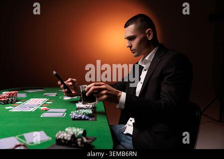 Giovane stressato dopo aver perso a poker nel casinò Foto Stock